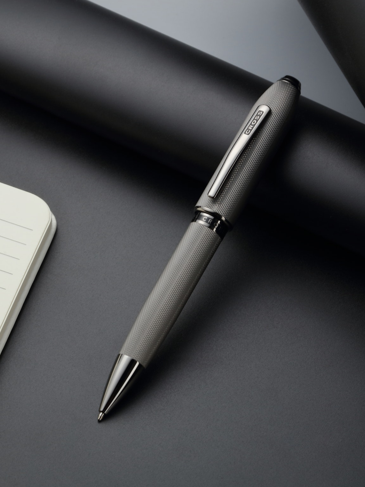 Penna a sfera Peerless™ in grigio ardesia lucido con motivo a diamante inciso