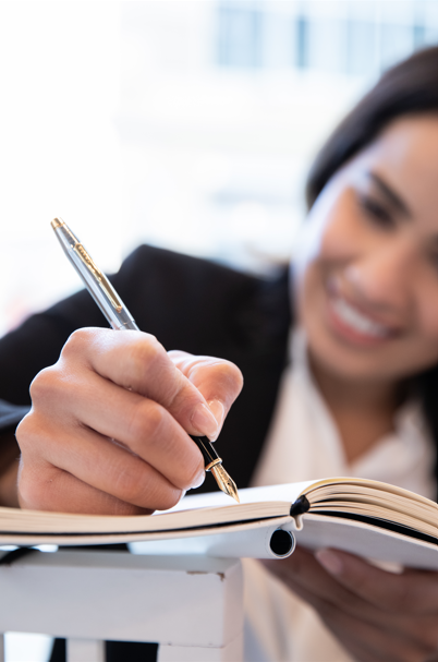 Calligrafia moderna e scrittura fluida: esercizi pratici e penne ideali per migliorare la mano