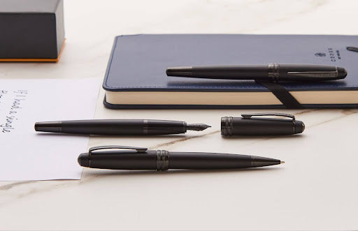 Come scegliere la penna da lavoro: guida a penna a sfera, rollerball e stilografica