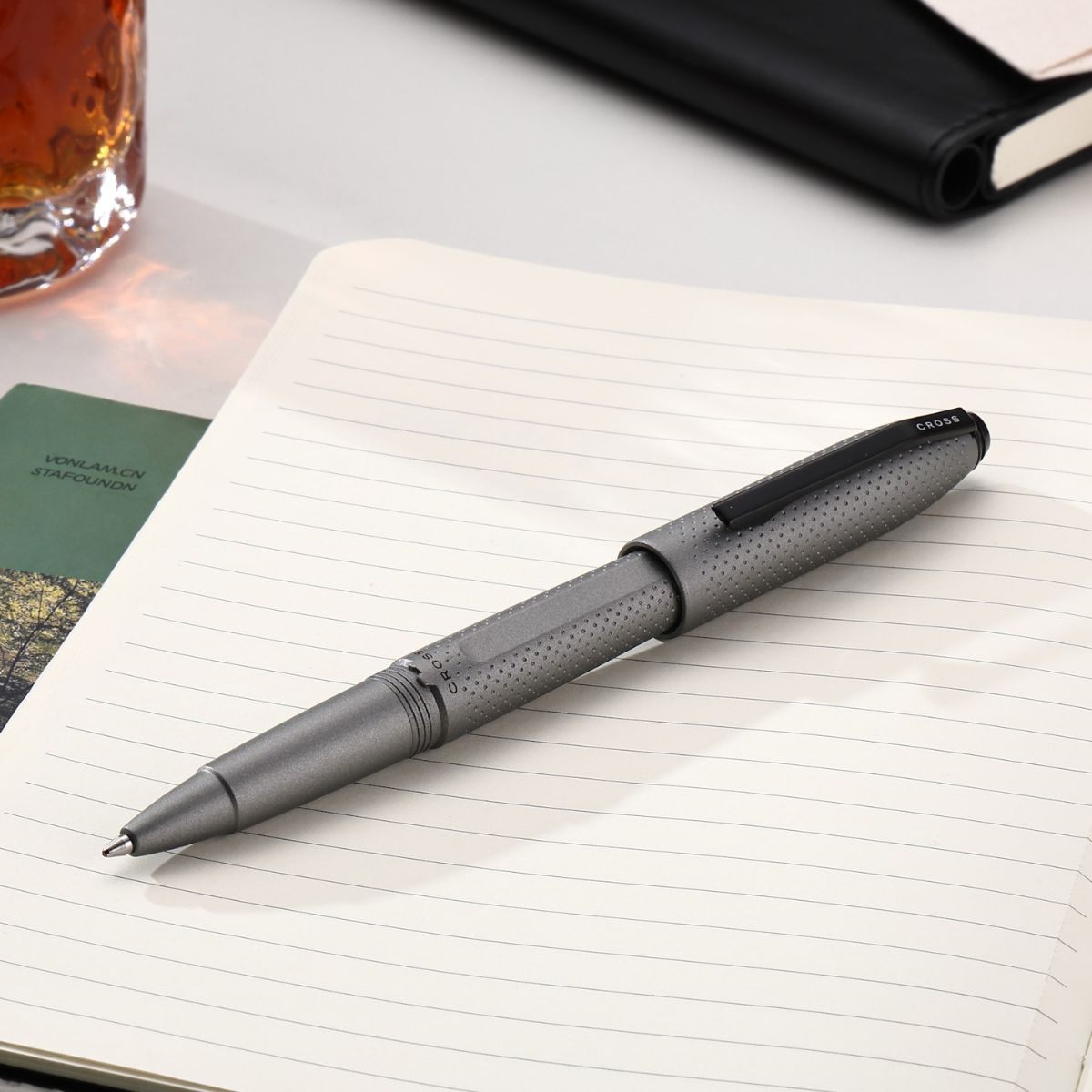 Prism Graphite in resina con particolari neri lucidi – Penna a sfera
