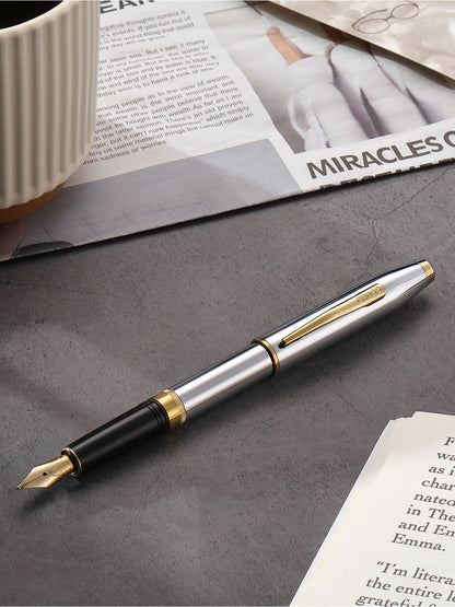 Foundry Polished Chrome con particolari PVD oro e pennino medio in acciaio inox rivestito PVD oro – penna stilografica