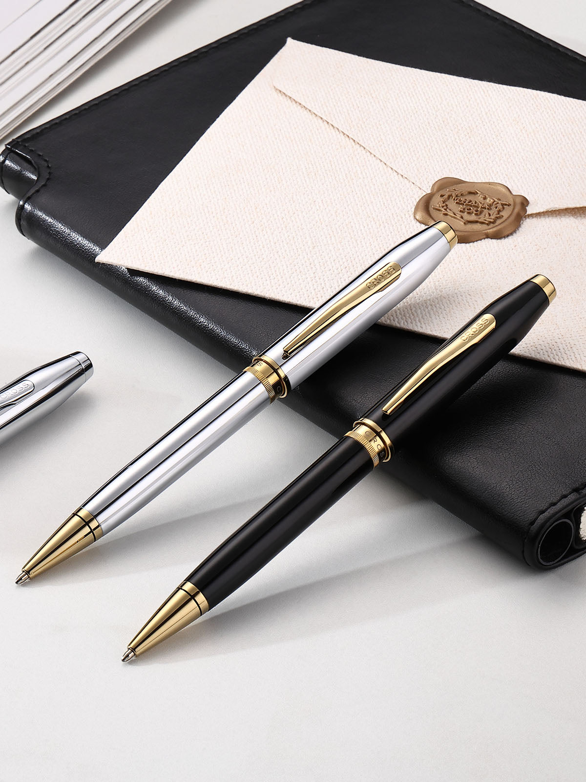 Foundry Polished Chrome con particolari PVD oro – penna a sfera